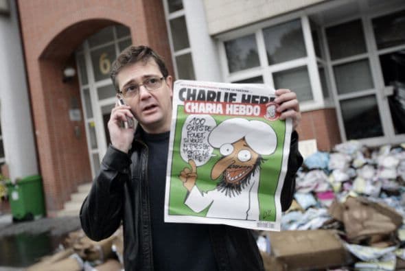 Esta fotografía es de 2011. Fue tomada frente a las oficinas de la revista destruidas por un ataque durante la noche.