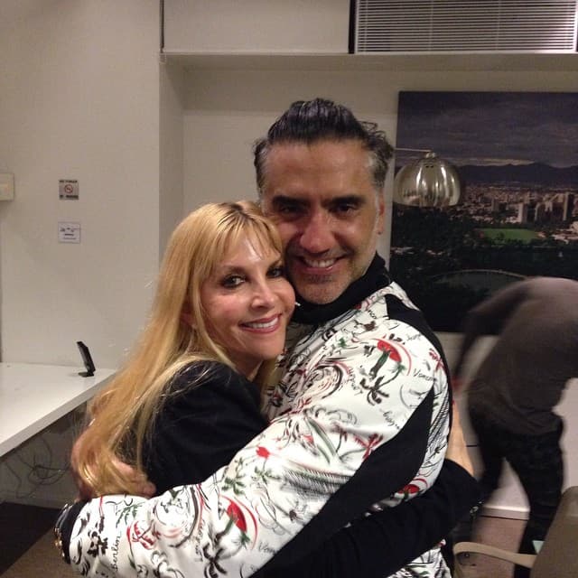 ¡Qué suertuda! Muchas quisieran estar abrazando al "Potrillo".