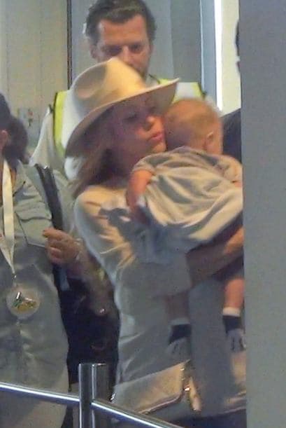 Los paparazzi ya esperaban a esta hermosa parejita.