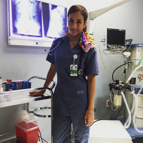 ¿Les gusta cómo se ve Ela Velden vestida de doctora?