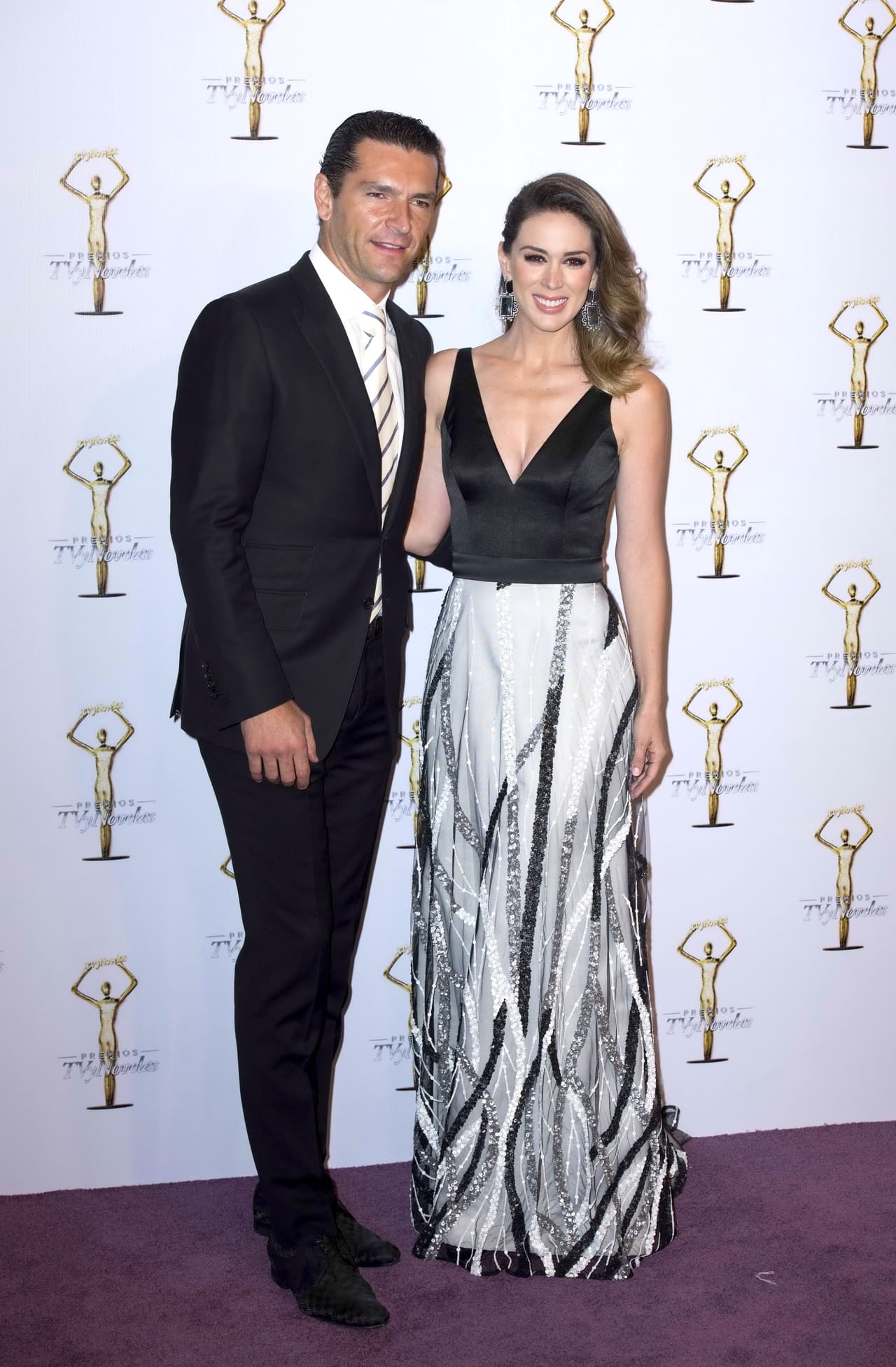 <b><a href="http://www.univision.com/temas/jacqueline-bracamontes">Jacqueline Bracamontes</a></b> y su esposo 
<b>Martín Fuentes</b> no podían faltar a un evento tan importante para la televisión.