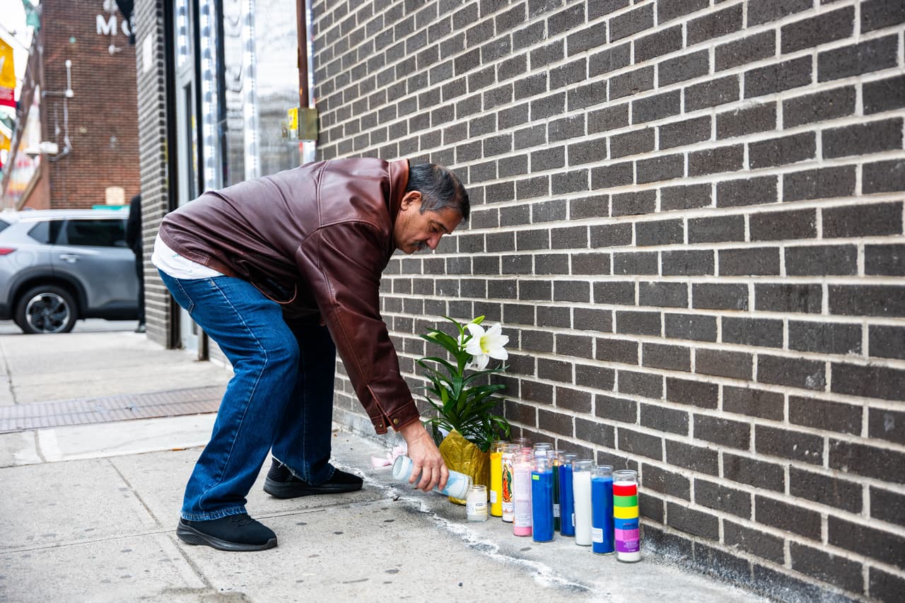 Un altar reposa donde Kaori Patterson-Moore fue impactada mortalmente por una bala.