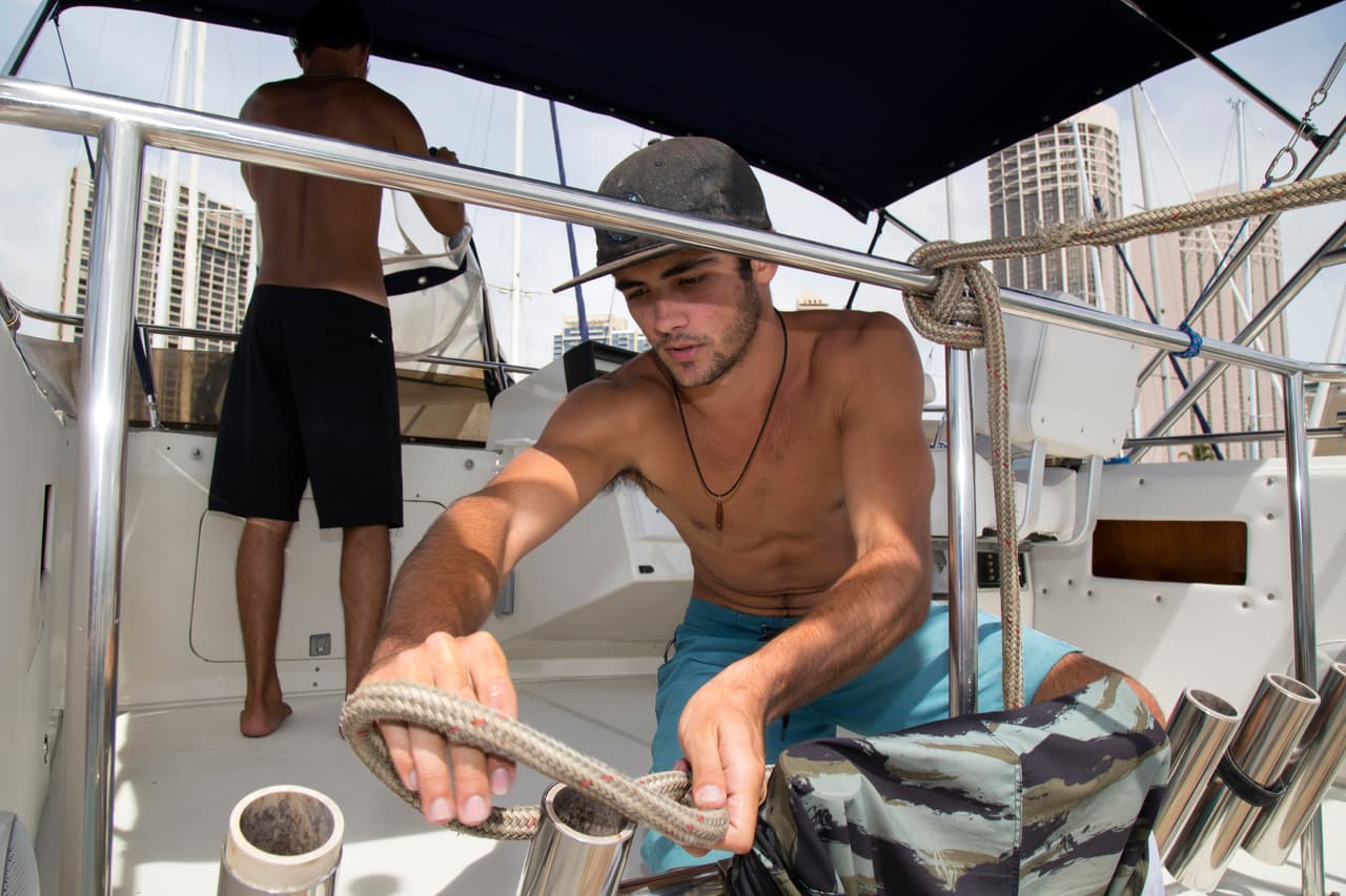 Las autoridades advirtieron que olas muy grandes y destructivas se formarán en las zonas costeras del oeste y el sur del archipiélago. Los propietarios de botes están preparando a sus embarcaciones para el embate de Lane.