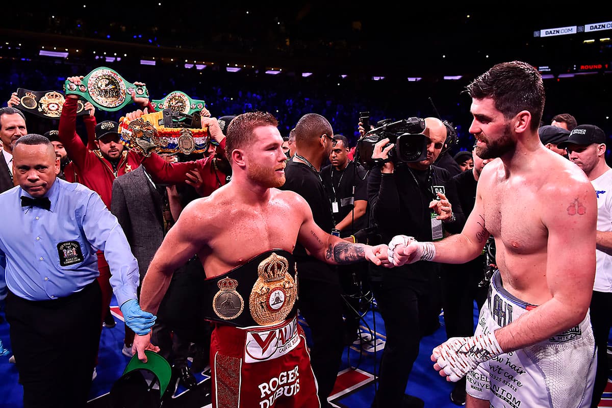 Al final de la premiación, los boxeadores se saludaron en señal de respeto. Un gran cierre de año para 'Canelo' Álvarez.