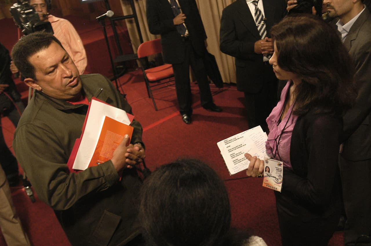 Patricia Janiot y Hugo Chávez, después de una de las varias entrevistas que la periodista hizo al fallecido presidente de Venezuela.
