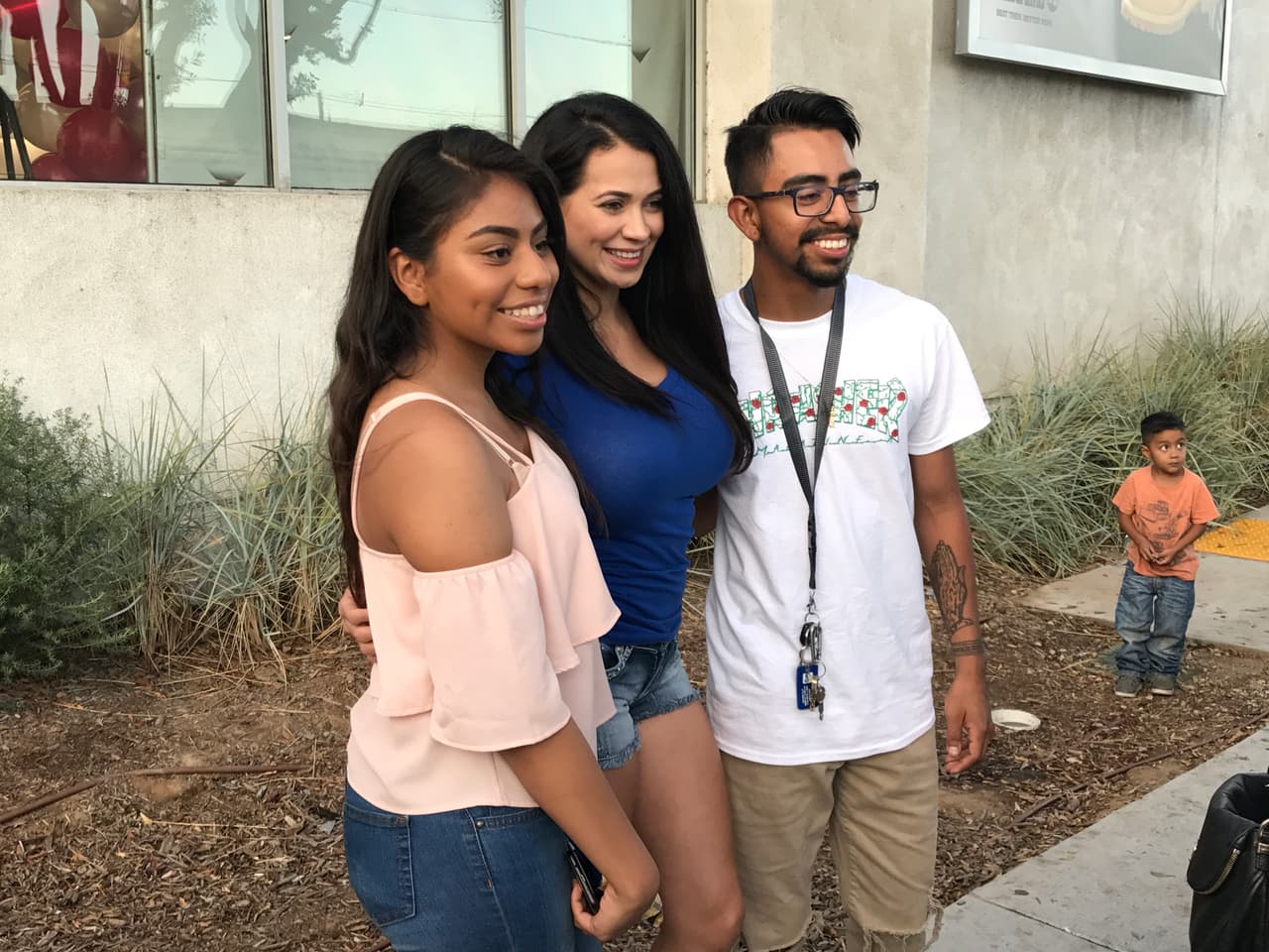 El Bueno, La Mala y El Feo llenaron las calles de seguidores de Christian Nodal para su primer encuentro con sus fans en la ciudad de Los Ángeles.