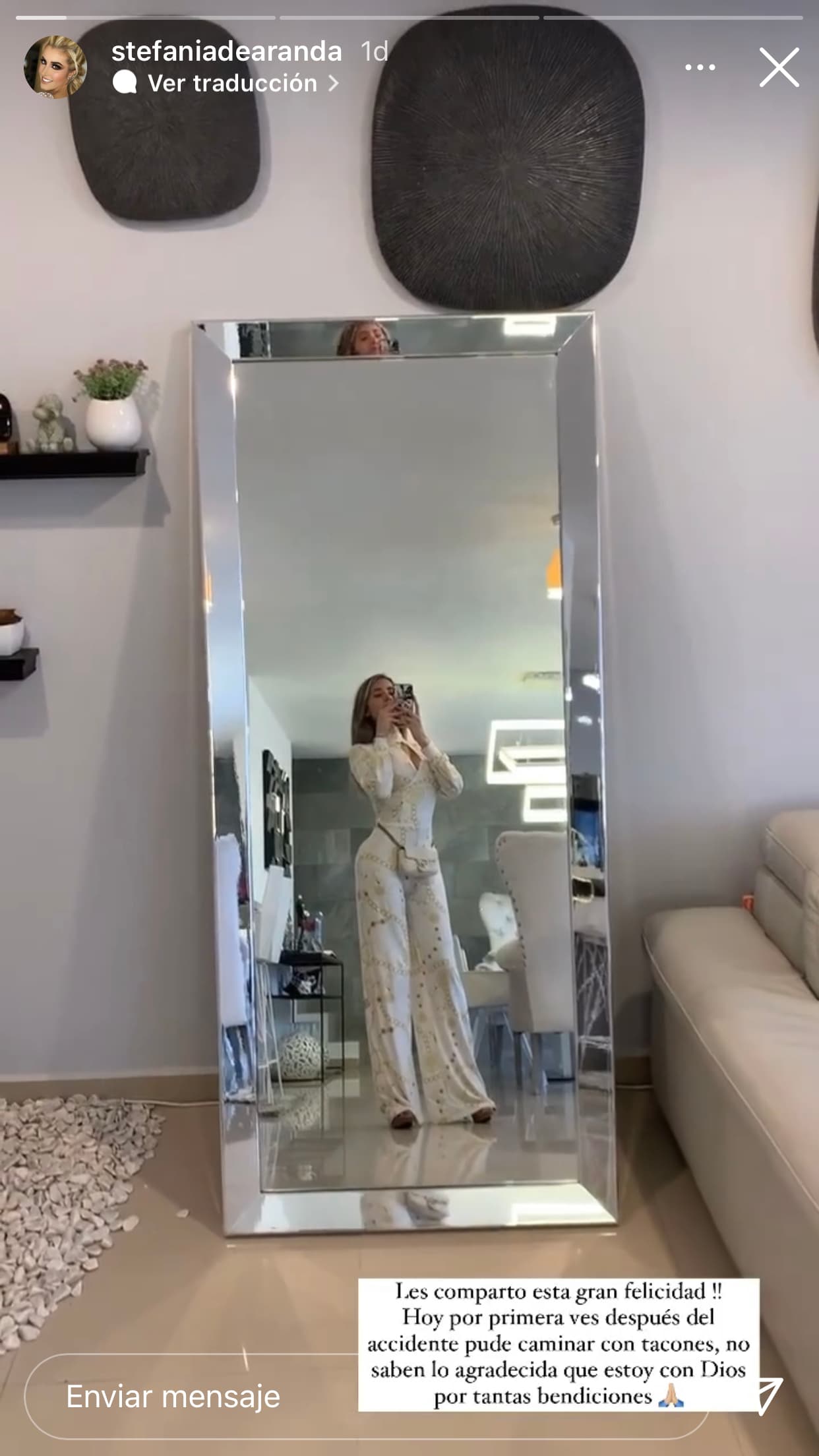 A través de sus historias en Instagram, dio a conocer imágenes de ella usando zapatos de tacón, algo que no había hecho desde que salió del hospital tras lo sucedido. 
<br>