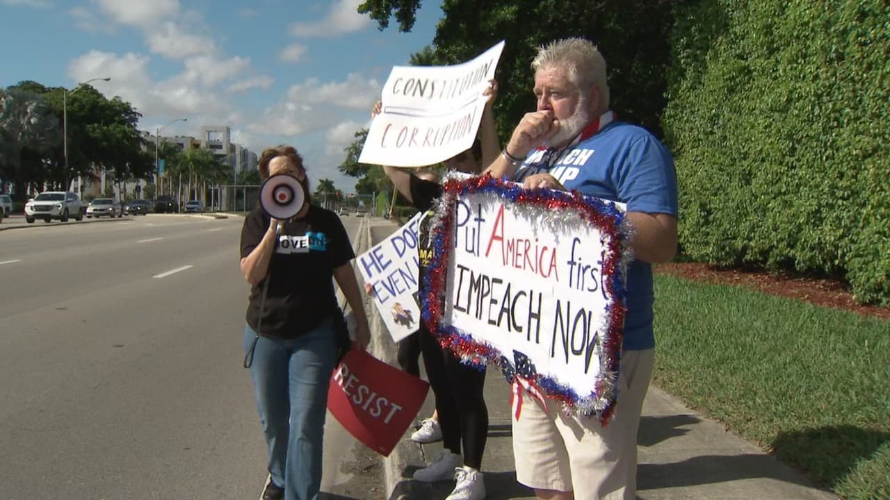 Los manifestantes, unos 30 en total, estuvieron durante el martes al mediodía lanzando consignas en contra del presidente y con pancartas a favor de la acusación por parte de la Cámara de Representantes a Donald Trump.