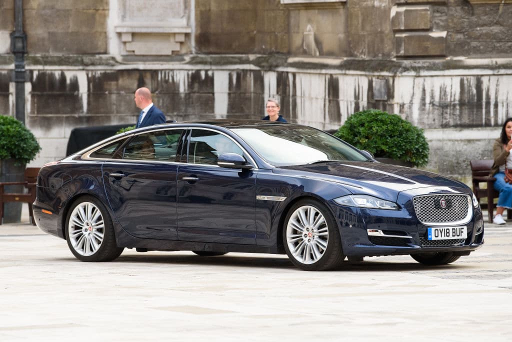 "Realmente es por seguridad. Él instintivamente permite que las puertas se abran y se cierren para él".
<br>