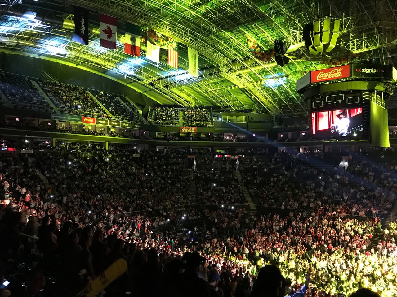 Un lleno impresionante fue el que se registró en la Arena Monterrey para festejar a La Leyenda.