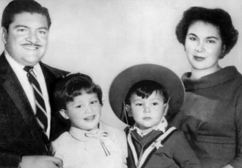 A Paloma le compuso 'Paloma Querida', la cual estrenó en una serenata que le dio un 17 de diciembre de 1949. La pareja tuvo dos hijos: Paloma y José Alfredo Jr.