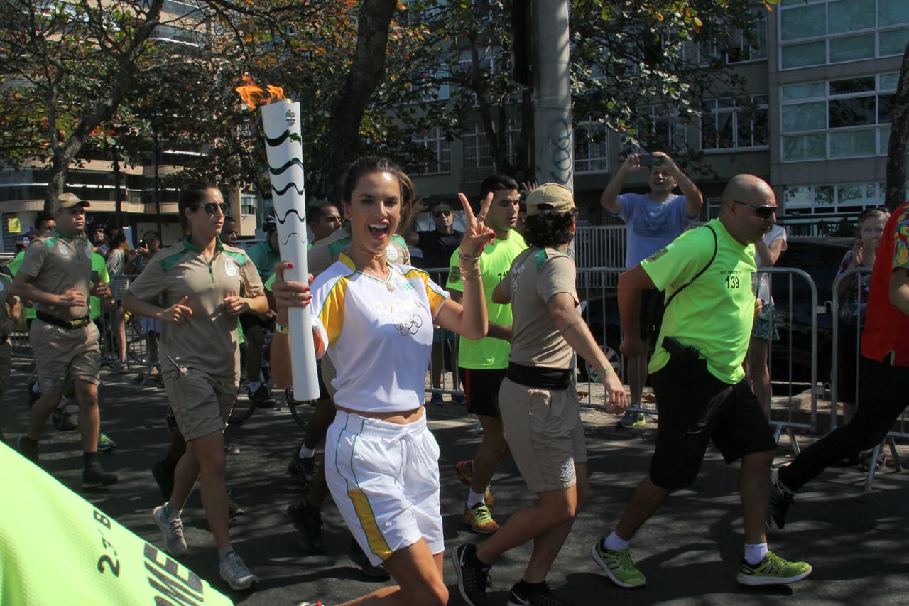 En un tramo la bella Top Model llevó la antorcha olímpica.