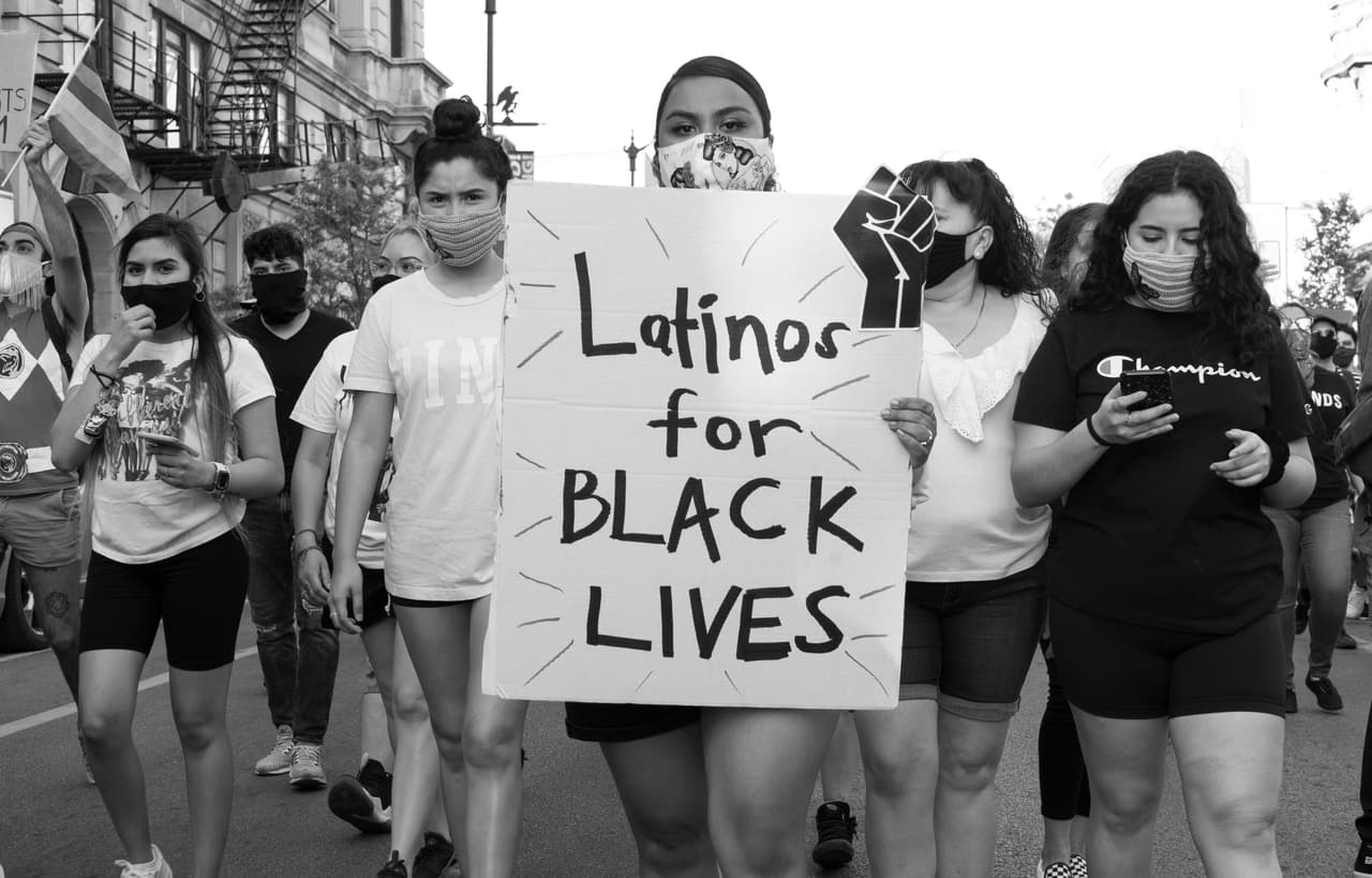 Mujeres Marchando. Mujeres participan en la marcha "Black and Brown Unity March" organizada por Chicago En Resistencia (@ChiResists) que trabaja en la defensa de los derechos civiles en Pilsen. Esta fue la primera marcha que tuvo lugar el 2 de junio y fue seguida por otra manifestación al día siguiente.