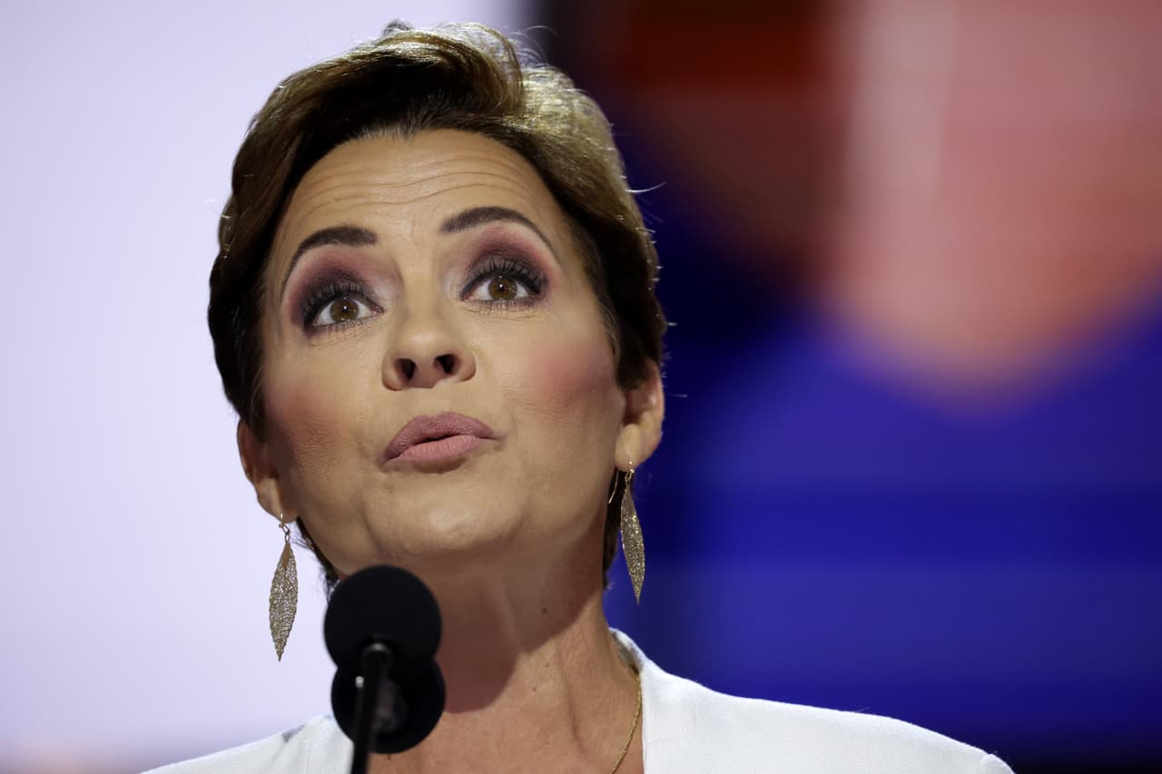 <h2 class="cms-H2-H2">Kari Lake </h2>
<br>
<br>Compitió por la gubernatura de Arizona, y aunque ganó la demócrata Katie Hobbs, Lake sigue sin reconocer públicamente la derrota.