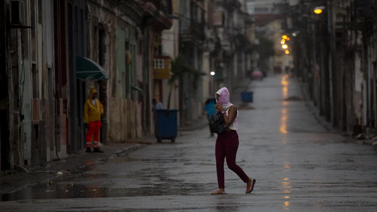 El Centro Nacional de Huracanes de Estados Unidos dijo que el huracán tocó tierra en la provincia de Pinar del Río, al oeste de Cuba, alrededor de las 4:30 am. 
<a href="https://www.univision.com/noticias/huracanes/en-vivo-noticias-huracan-ian-toca-tierra-cuba">Sigue las últimas noticias en Univision. </a>