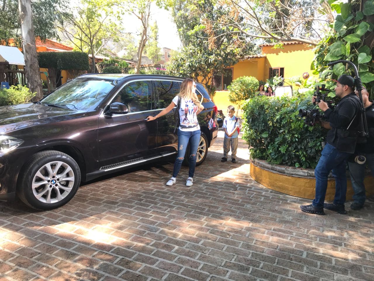 En 17 horas, que duró la grabación del videoclip, se tejió la historia de una mujer que, a pesar de pasar por momentos muy duros, sale avante.