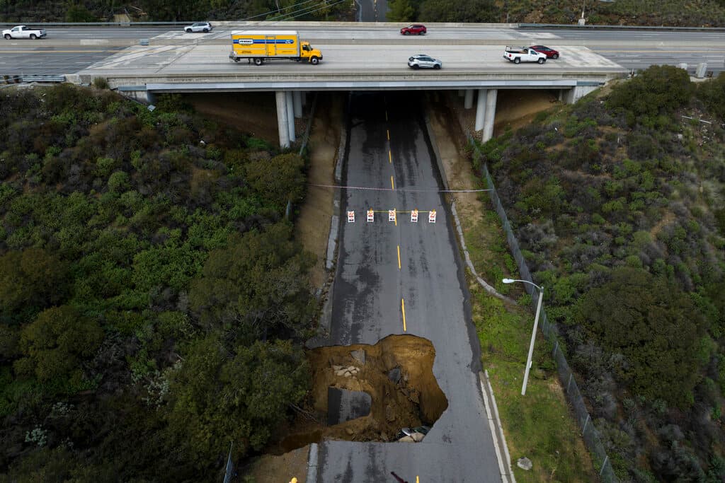 Otras dos personas también quedaron atrapadas en otro auto, pero pudieron salir del socavón antes de que llegaran los bomberos.
<br>