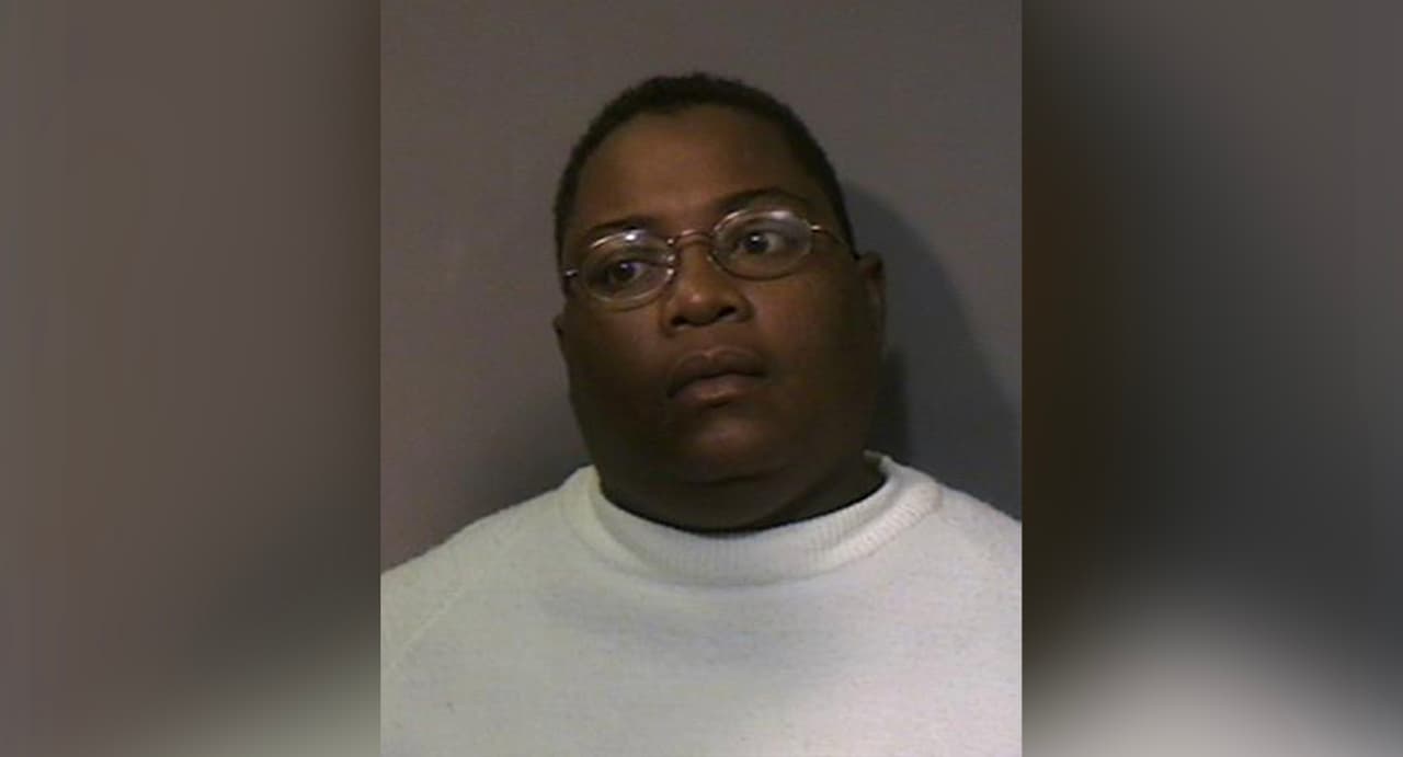 Yolanda Renee Cotton, es buscada y enfrenta cargos por lastimar a una persona mayor.