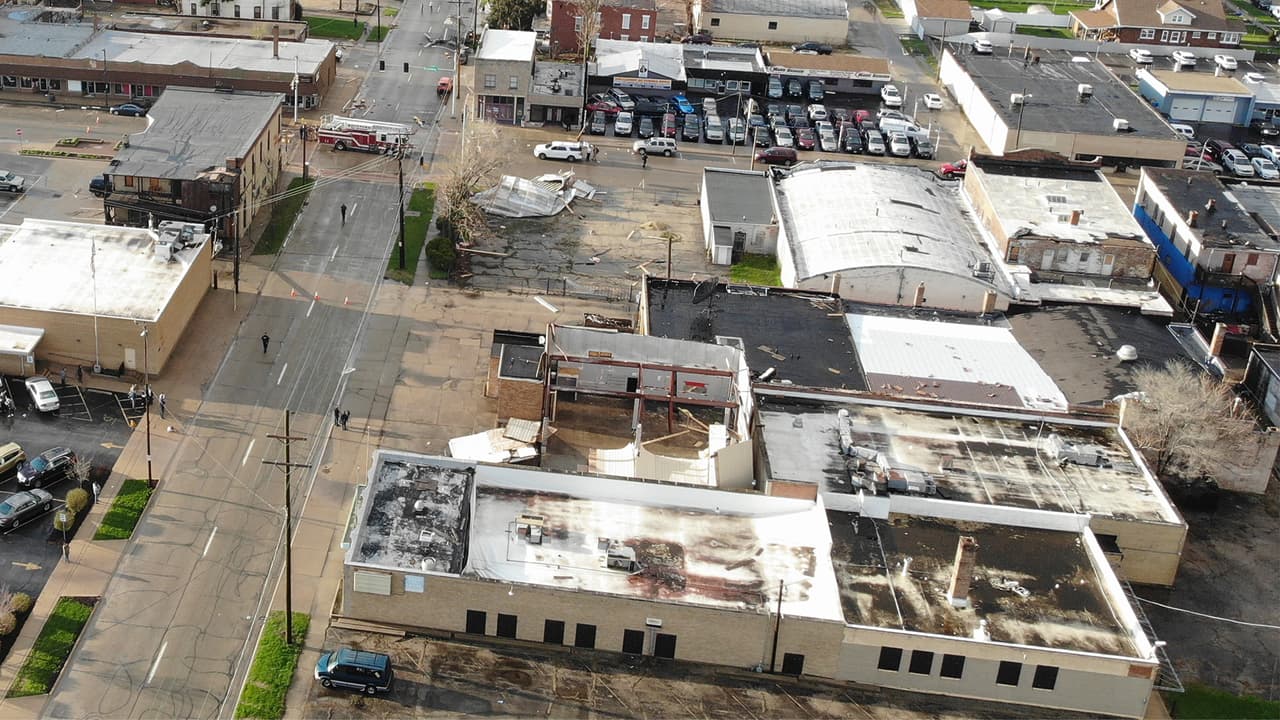 Las autoridades trabajaron en liberar la zona, mientras pidieron a los residentes mantenerse alejados del lugar.