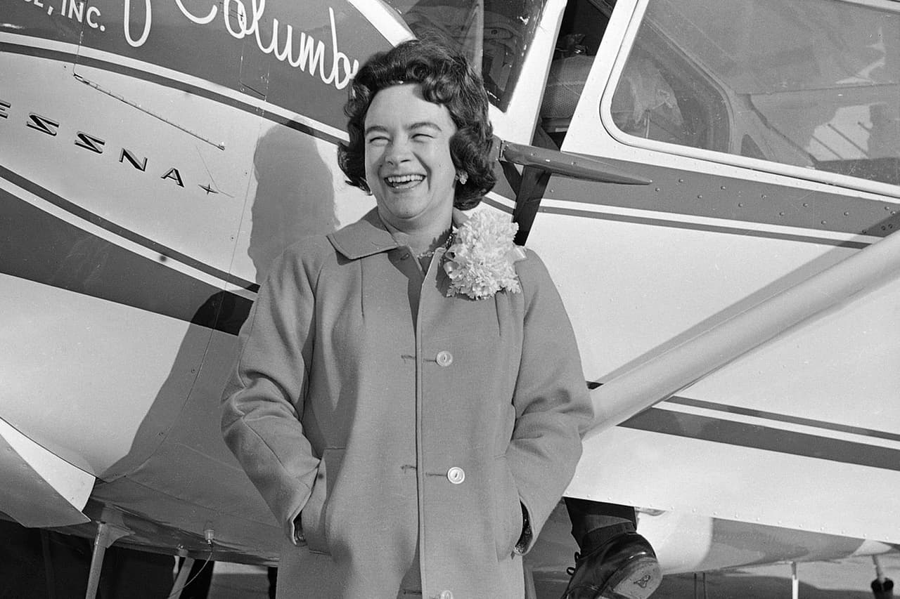 <b>Jerrie Mock, la primera mujer en volar sola alrededor del mundo. </b>La piloto estadounidense logró en 1964 la hazaña que intentó Amelia Earhart tres décadas antes.