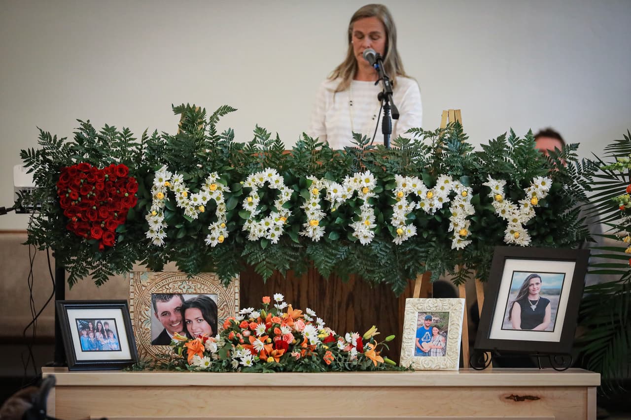 Familiares y amigos de la comunidad mormona LeBarón despidieron este sábado a Christina Marie Langford (de 29 años), la última de las 9 víctimas del mortal ataque que el pasado lunes cobró la vida de 9 de sus miembros (6 mujeres y 3 niños). Sobre un sencillo féretro de madera, hecho por los mismos familiares, fueron colocadas imágenes de Christina en la que aparece con sus hijos y su esposo que le sobreviven. El féretro fue coronado por un arreglo floral en el que se leía "mommy" (mami) en flores blancas.
<br>