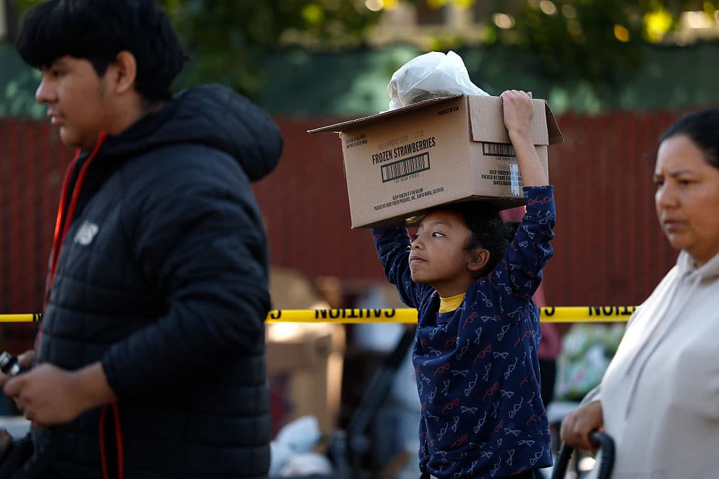 Según el más reciente informe del
<b> <a href="https://www.bls.gov/news.release/cpi.t01.htm" target="_blank">Índice de Precios al Consumidor</a>, </b> en Estados Unidos, el costo de las 
<b>carnes, pescados, aves de corral y los huevos</b> se ha mantenido 0.3% en alza. Los cereales y productos de panadería, 0.7%.