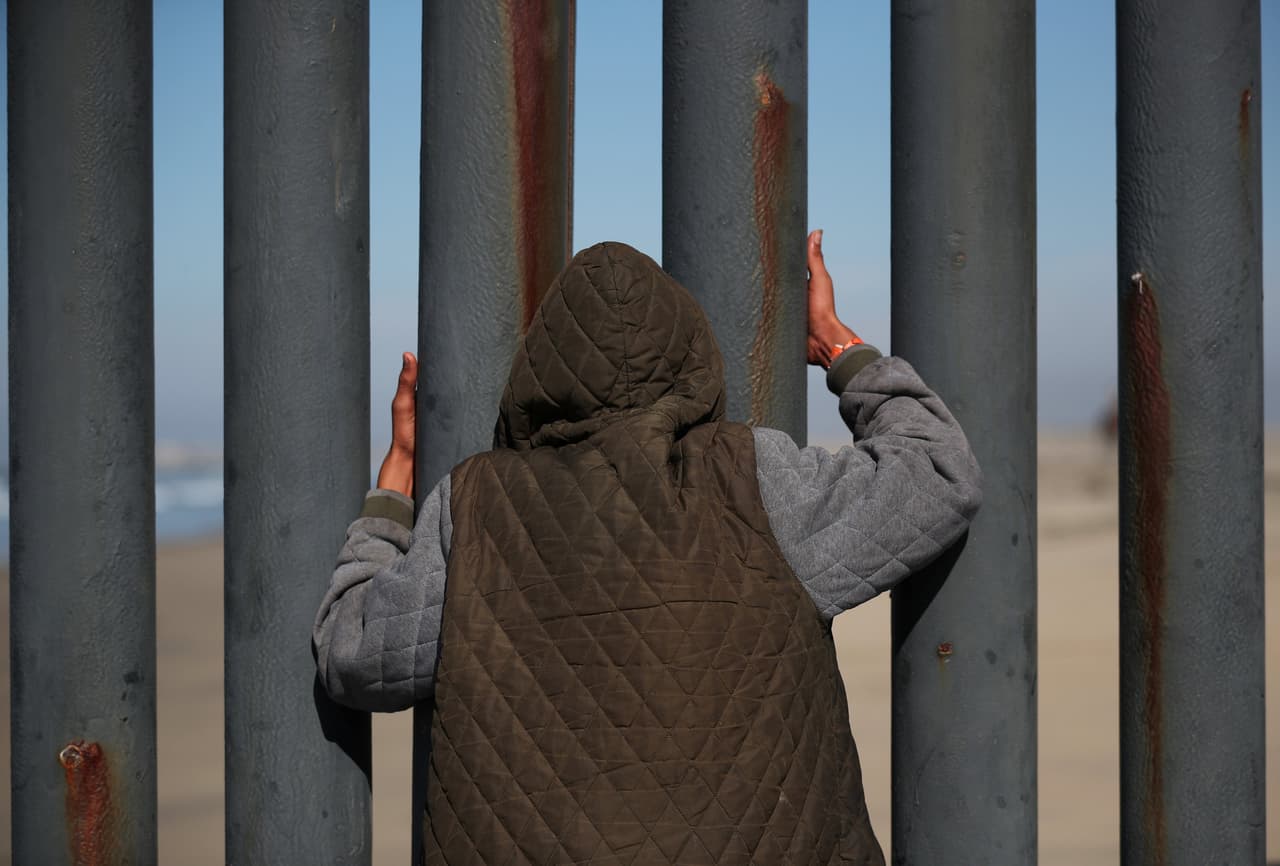 Juez bloquea la orden de Trump que niega el asilo a los migrantes que cruzan la frontera ilegalmente