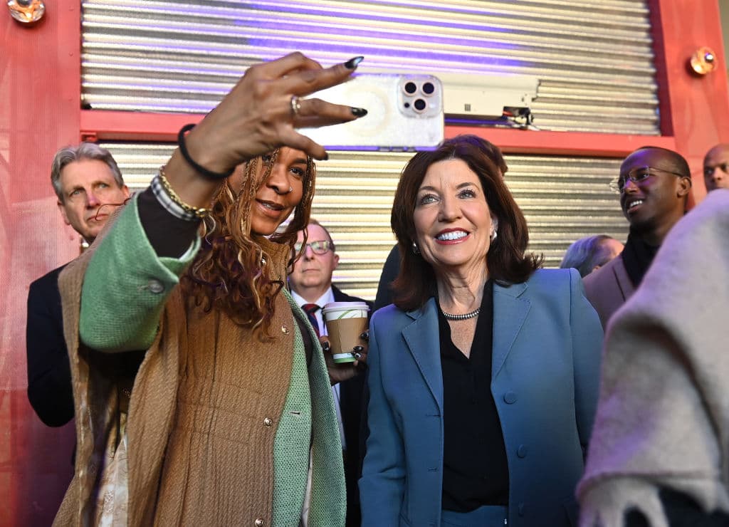 La gobernadora Kathy Hochul considera la posibilidad de destituir a Adams, en medio de especulaciones sobre un posible acuerdo político con el expresidente Donald Trump para el retiro de los cargos.