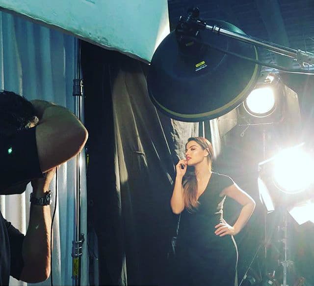 También de la sesión de fotos en la que participó como el resto de las celebridades.