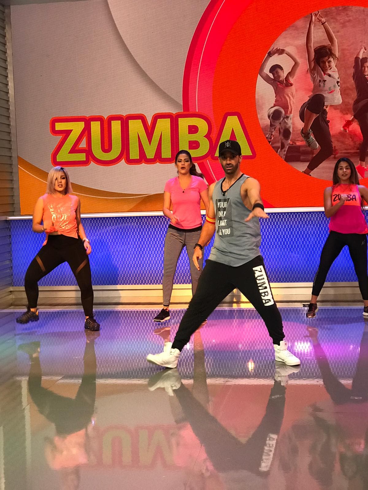 La expareja de baile aprovechó para mencionar los beneficios de hacer zumba, entre ellos que se queman alrededor de 600 a 800 calorías, además de mejorar la condición física.