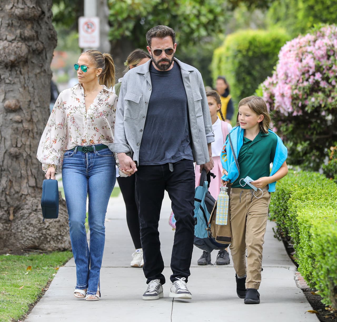 Todo el tiempo fueron de la mano y Ben cargó la mochila de su único hijo varón.