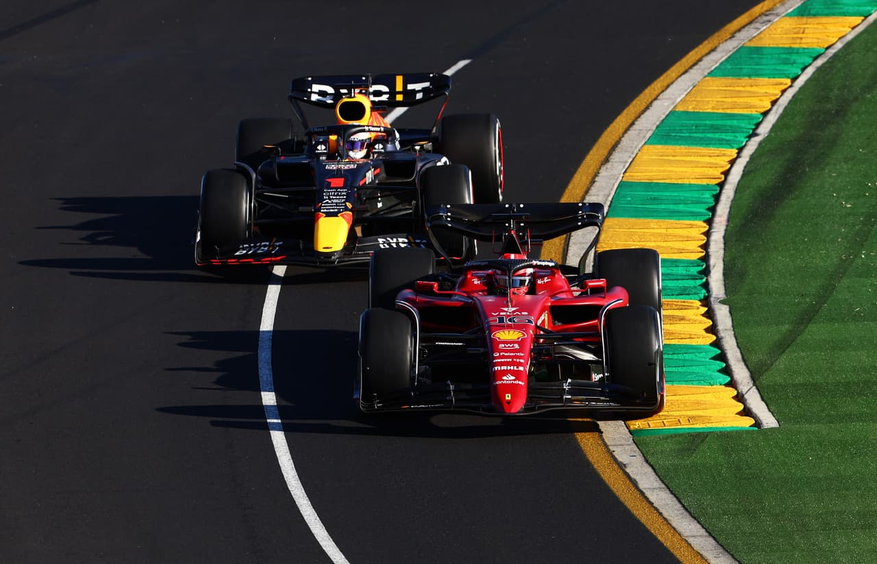 Charles Leclerc se llevó de punta a punta el GP de Melbourne en una extraordinaria carrera mientras que el mexicano Checo Pérez se trepó al podio seguido por George Russell. Max Verstappen quedó fuera por falla mecánica.