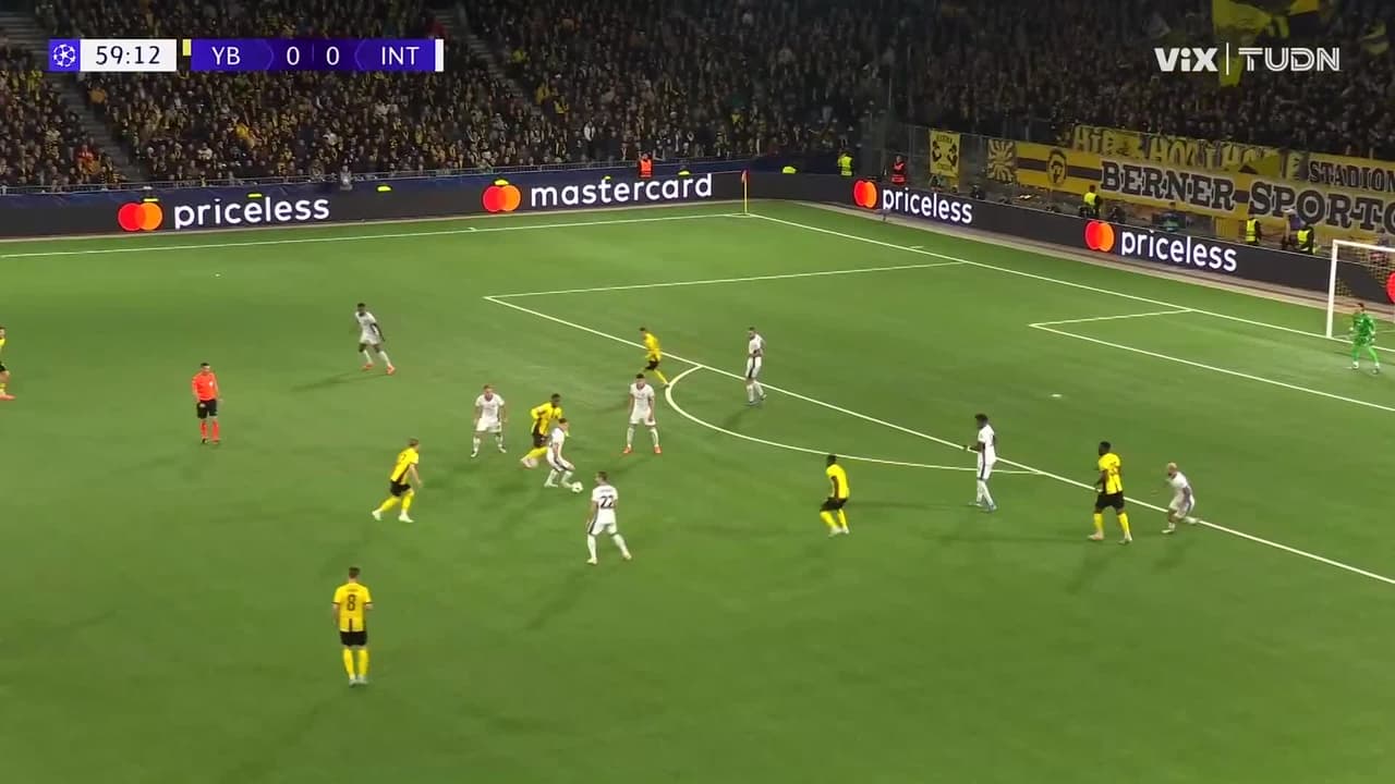 ¡Balón al poste de Young Boys! Monteiro cerca de abrir el marcador