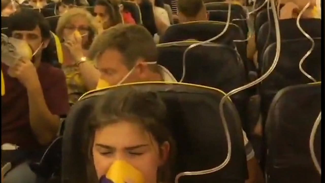 Decenas de pasajeros resultan heridos en vuelo de Ryanair que perdió presión y cayó 26,000 pies
