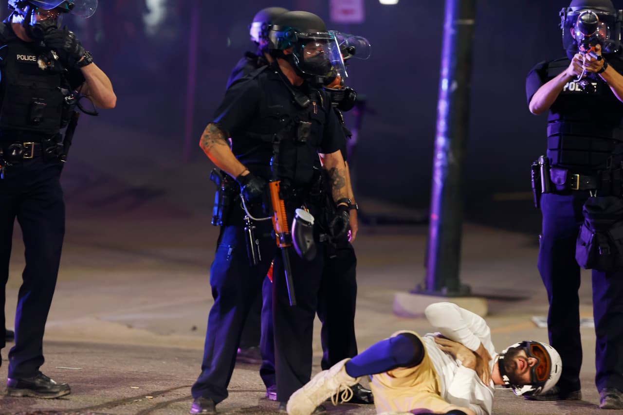 La policía de Denver detuvo y esposó a uno de los manifestantes la noche de este jueves.