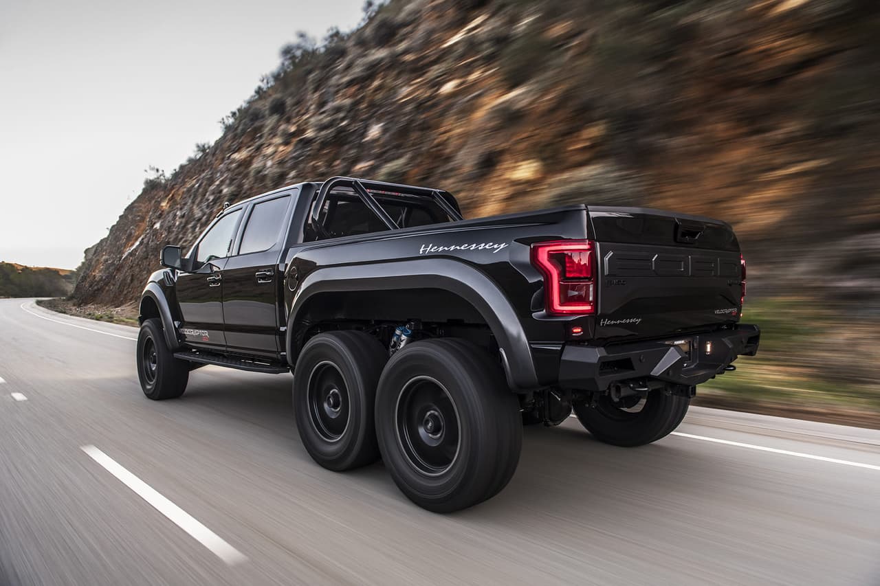 La Hennessey VelociRaptor 6x6 cuenta con un mejorado sistema de escape de acero inoxidable, así como un nuevo enfriador.