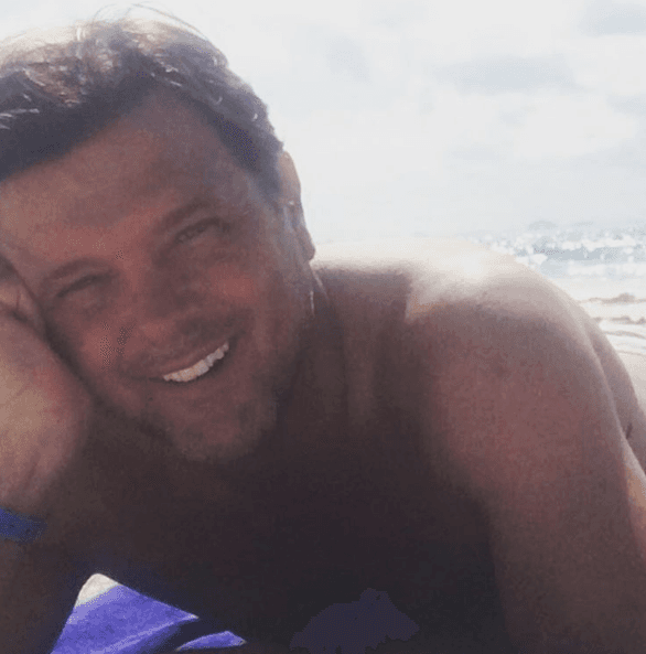 Tiene una sonrisa que derrite a cualquiera.