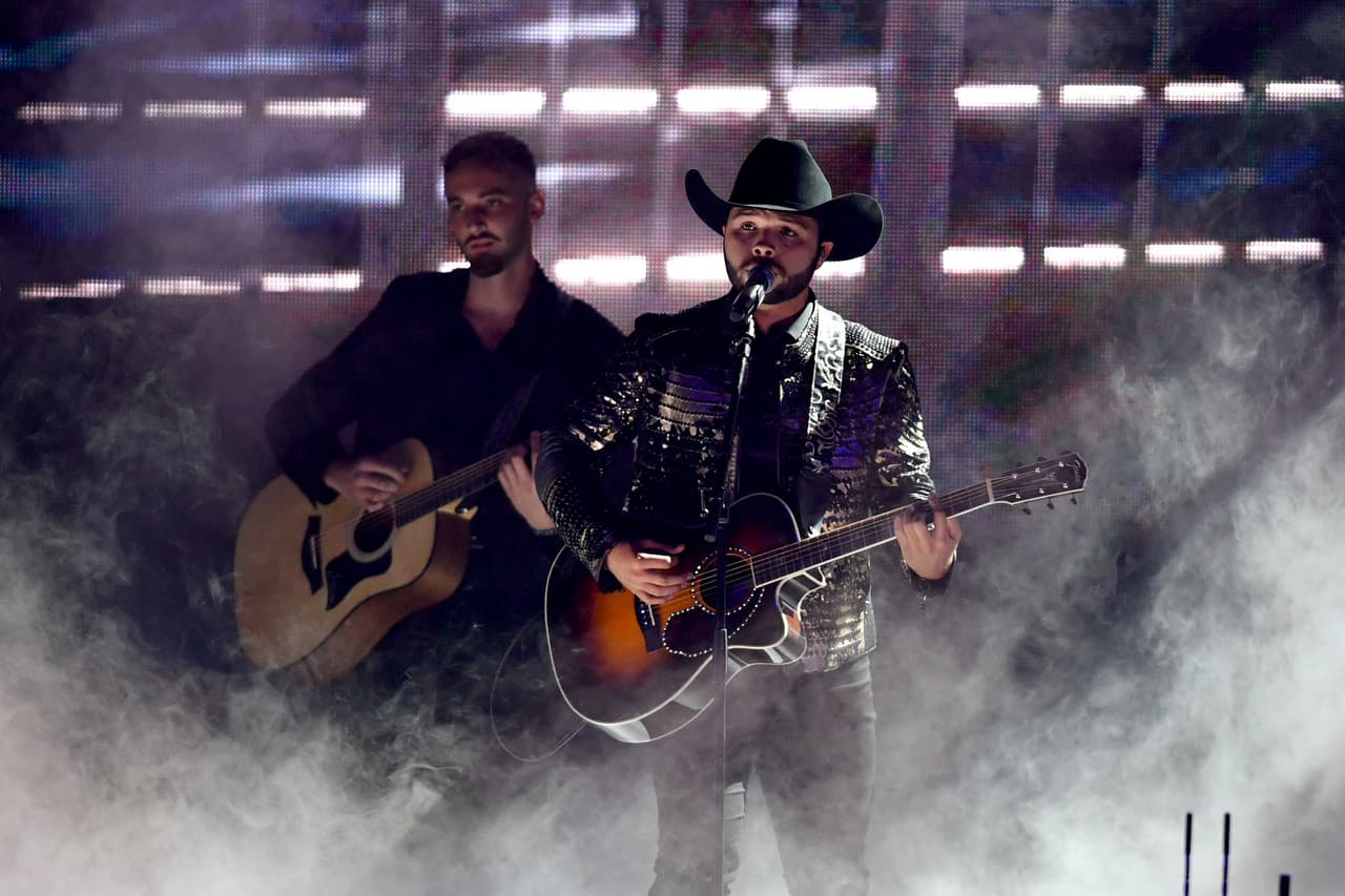 Por su parte,
<b>Leonardo Aguilar</b> interpretó
<b>'La Quiero Igualita'</b> en una atmósfera muy regional.