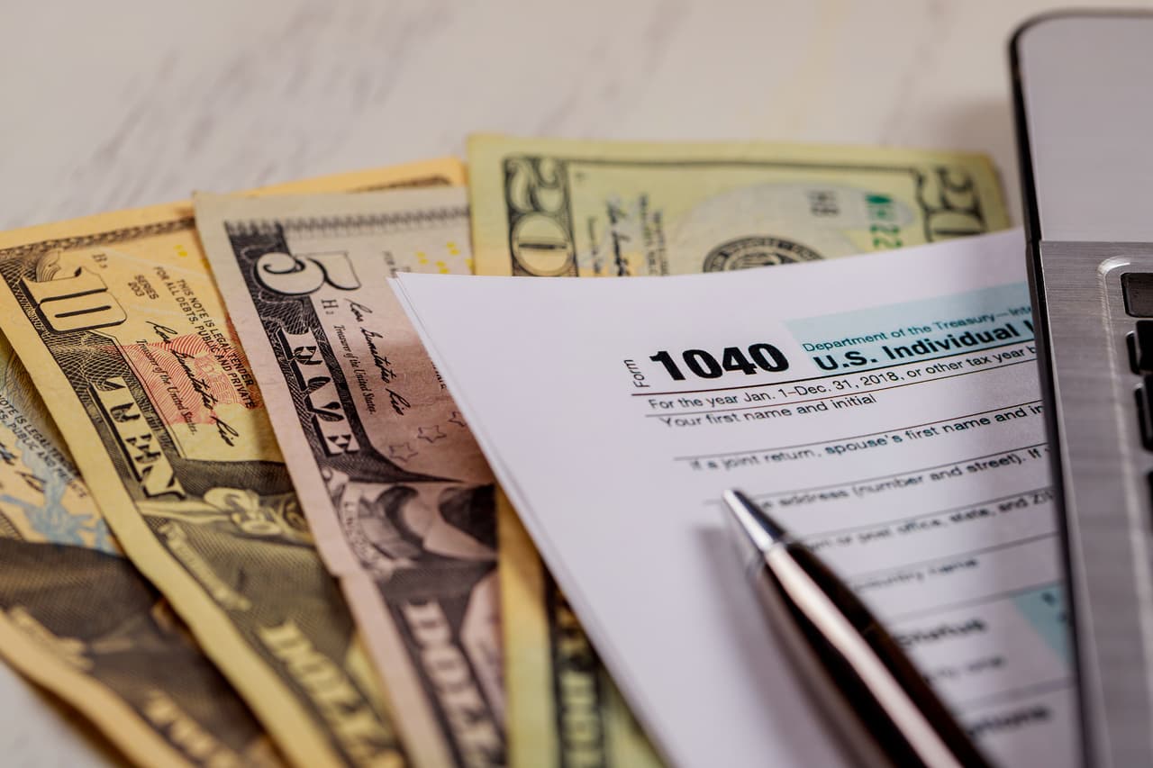 <b>Asistencia con hipotecas, renta y otros costos de vivienda</b>
<br>Según el plan, se enviarán unos 19,100 millones de dólares a los gobiernos estatales y locales para cubrir rentas atrasadas, asistencia de renta servicios públicos de los hogares de bajos ingresos con miembros desempleados.