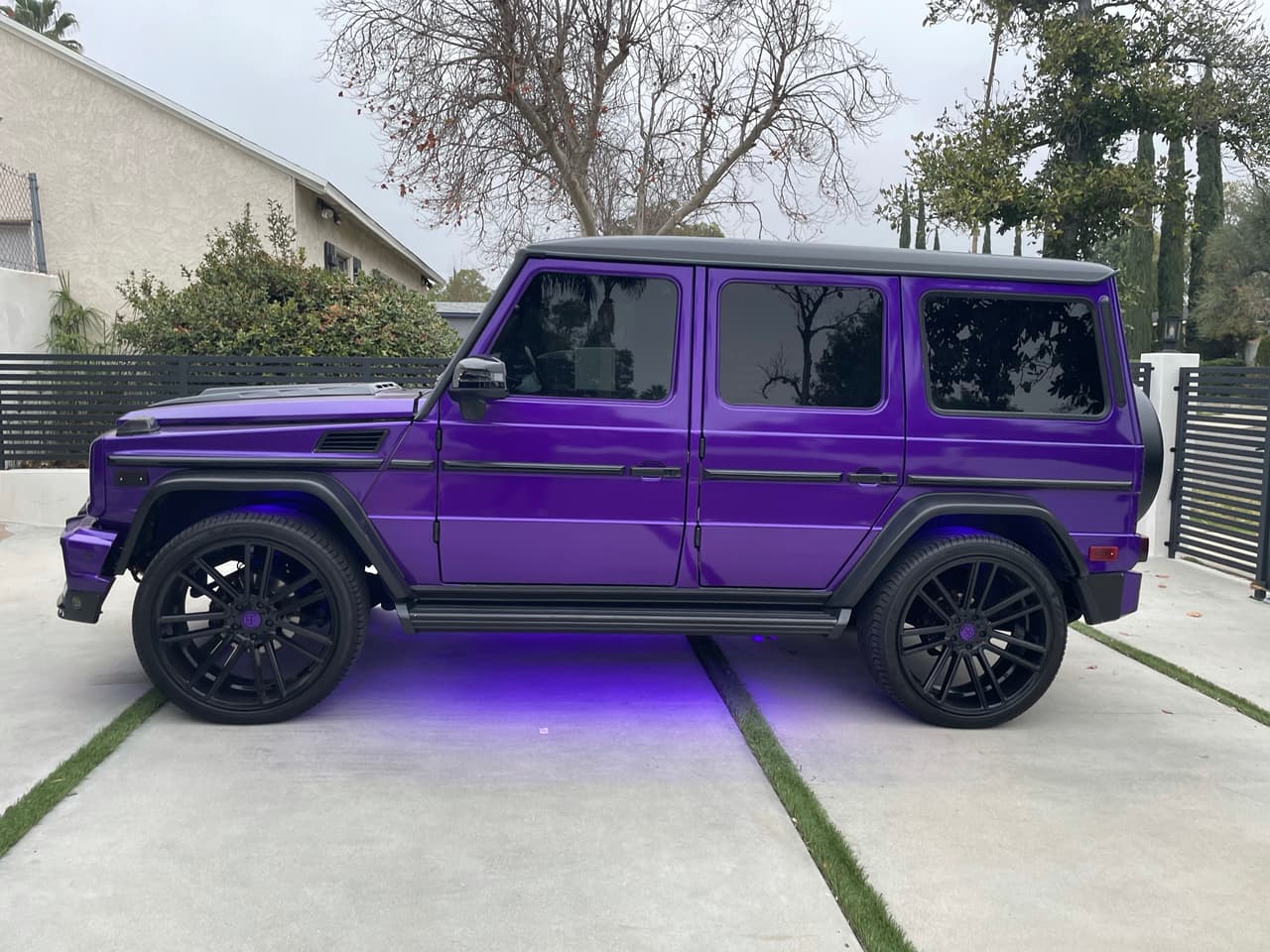 <h3 class="cms-H3-H3"><b>Diseño</b></h3>
<br>
<br>El estilo de la G-Wagon no pasa para nada desapercibido, pues encuentra un balance entre lo moderno y lo retro, sin dejar a un lado el lujo. Muchos fabricantes de autos eligen evolucionar sus diseños icónicos con el tiempo, incluido Mercedes-Benz, pero este vehículo ha sido la excepción para bien, ya que mantiene su apariencia robusta y musculosa que a lo largo de los años la ha definido. Su diseño provoca que los espectadores no solo se cuestionen quiénes van en su habitáculo, sino también a qué se dedican.