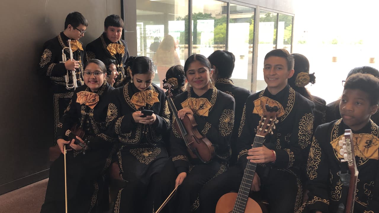 Jaime Résendez, concejal del distrito 5, celebró que es la primera vez que cinco concejales hispanos fungen en el concejo al mismo tiempo. 
<br>