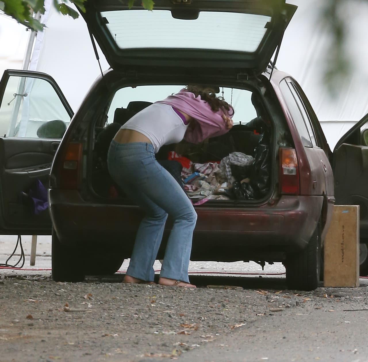 Tenía que colocarse velozmente una camisa.