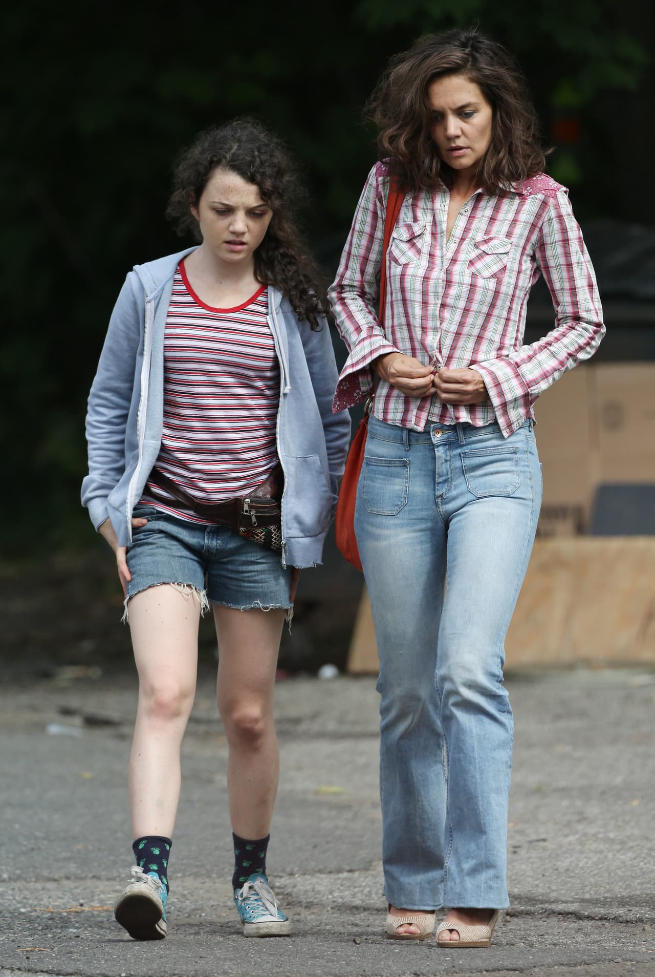 La actriz mostró escotazo y su estilo para beber en su nuevo proyecto fílmico.