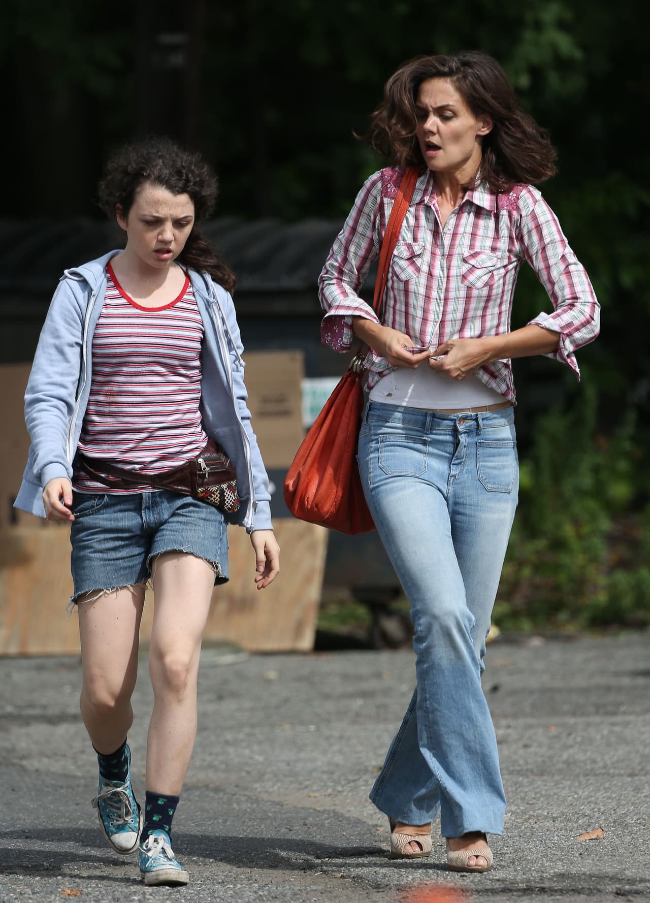 Parecía estar en plena discusión con la chica.