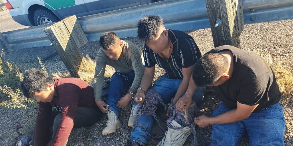Un ciudadano estadounidense huyó de agentes de la Patrulla Fronteriza en SR-80. El contrabandista y cuatro migrantes fueron arrestados. También se incautó un arma de fuego. DPS tomó la custodia del conductor y enfrenta cargos criminales, tuiteó John Modlin, jefe de la Patrulla Fronteriza en Arizona.