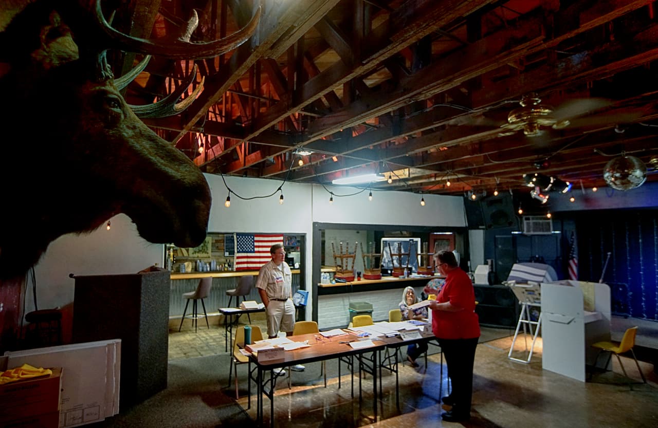 Votantes reciben boletas en el Moose Lodge de Kenosha, Wisconsin.