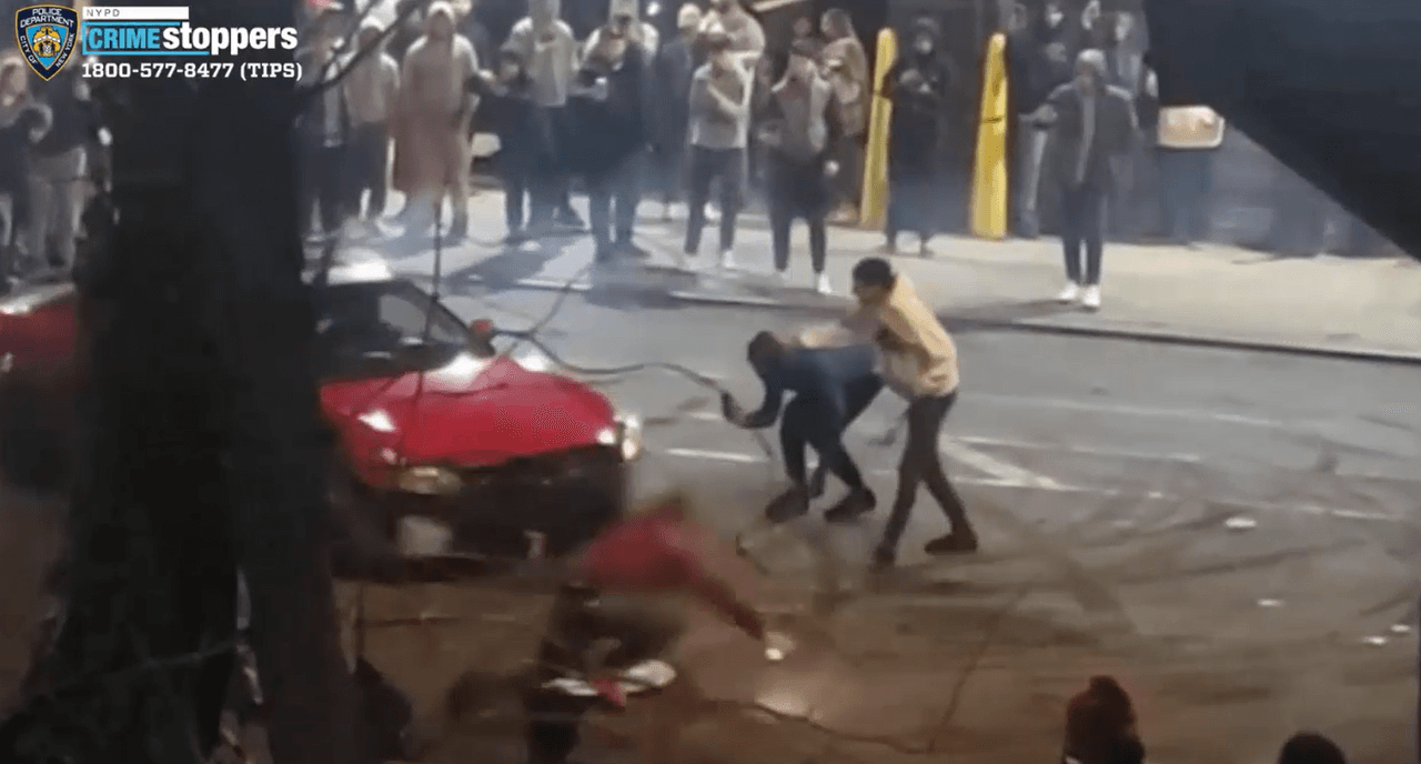 Queda en estado crítico un espectador de carreras clandestinas en NYC; un auto le pasó por encima