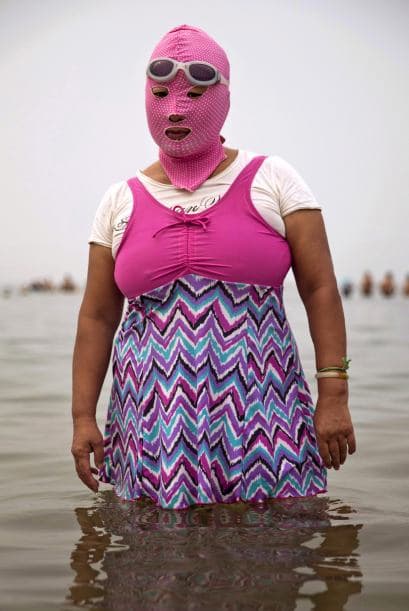 Los primeros facekinis, o lianjinis en chino, provocaron furor en 2012, cuando unas mujeres chinas fueron fotografiadas usándolos en la provincia de Qingdao.