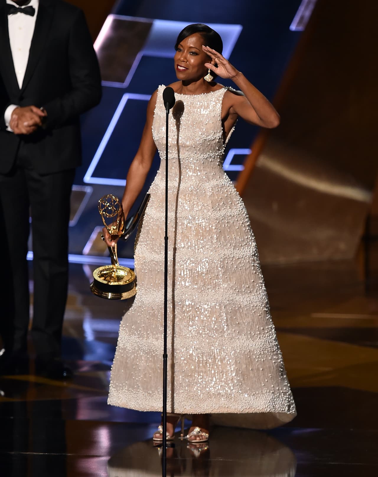Regina King feliz recibiendo su Emmy a Mejor Actriz de Reparto de Miniserie o Película.