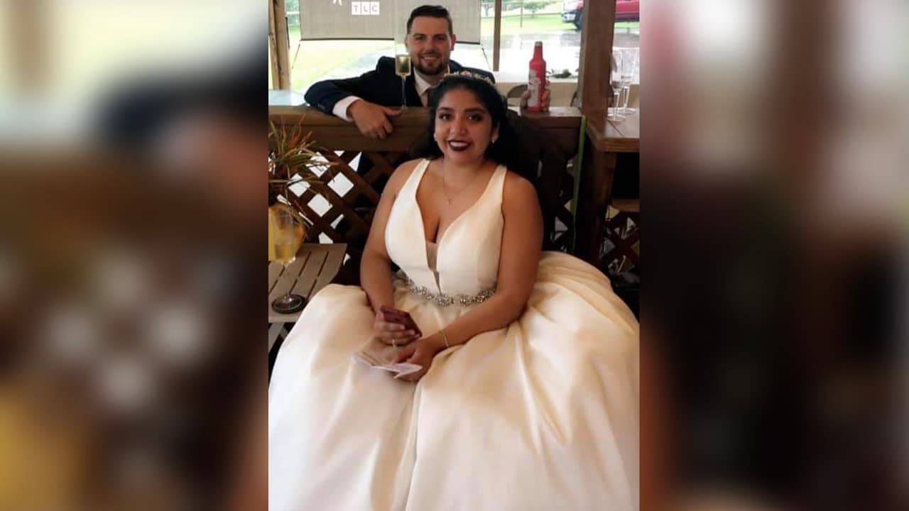 Karen y su ahora esposo, Seth Foster, se conocieron en el 2016 en la
<a href="https://www.univision.com/local/houston-kxln/universidad-de-texas-trabaja-en-herramienta-para-detectar-el-coronavirus-en-pacientes-asintomaticos-video">Universidad Texas A&M.</a> En octubre de 2019, fue cuando él le propuso casarse y desde ese momento comenzaron a organizar su boda soñada.